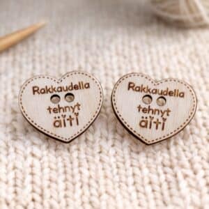 sydämen muotoinen puinen käsityömerkki jossa lukee "Rakkaudella tehnyt äiti" merkki on personoitavissa omalla tekstillä