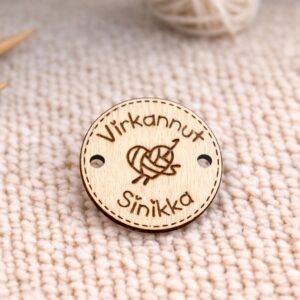 Pyöreä käsirtyömerkki jossa tekti "virkannut Sinikka" pyöreää merkkiä kehystää katkoviiva