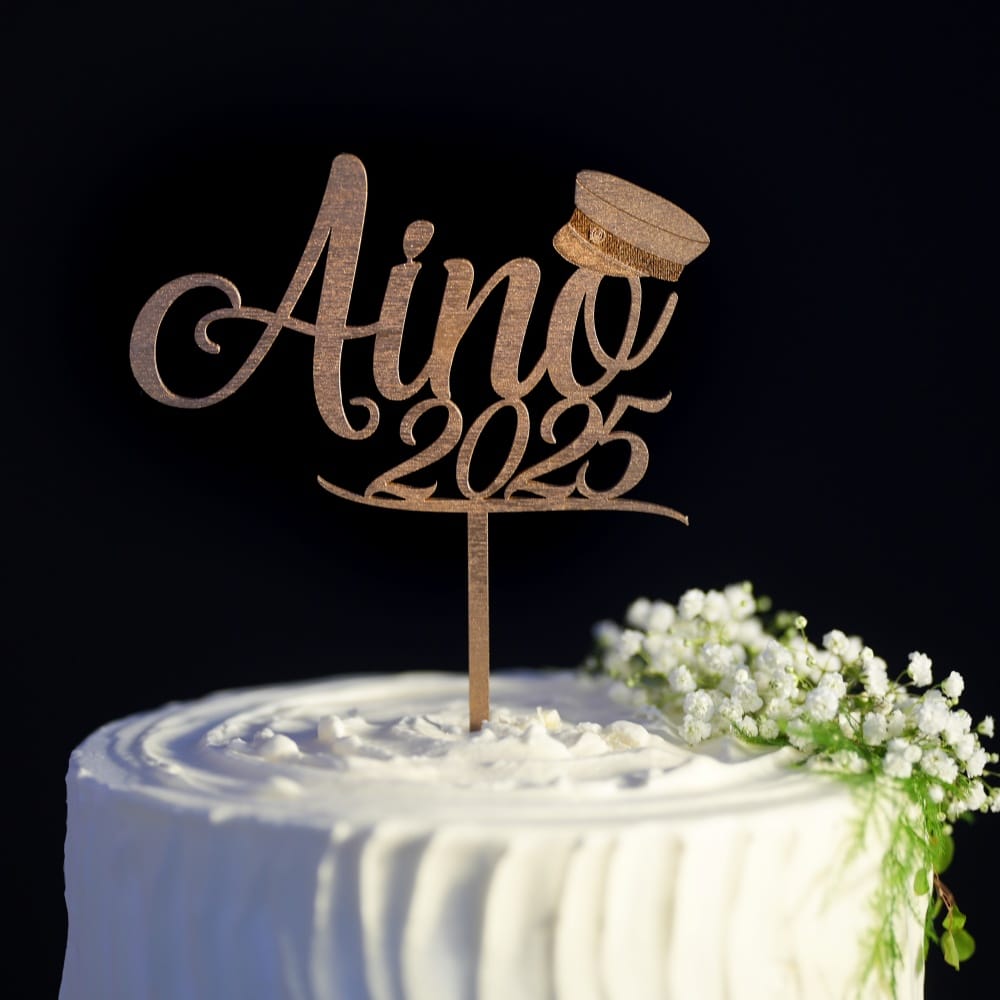 Ylioppilaslakki -kakkukoriste nimellä ja vuosiluvulla