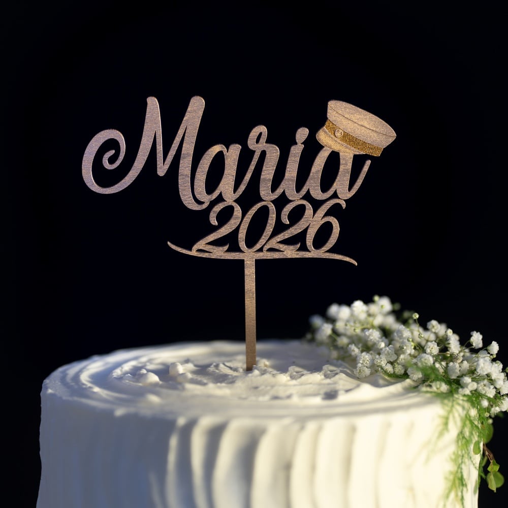 Ylioppilaslakki -kakkukoriste nimellä ja vuosiluvulla