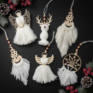 Kuusi erilaista, vaaleasta vanerista valmistettua joulukoristetta aseteltuna mustalle taustalle havujen ja käpyjen kera. Jokainen koriste on koristeltu paksulla, valkoisella lankatupsulla tai -punoksella, joka muodostaa enkeleille ja tontuille mekon tai parran. Malleina enkelit (kaksi kokoa), tontut, peuran sarvet ja tähti. Koristeissa on ripustuslenkit, joissa on puuhelmiä ja punaisia marjoja. Kuva näyttää vaneripohjien valmiin käyttötarkoituksen.