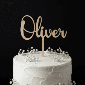 Yksirivinen kakkukoriste omalla nimellä Oliver, vaaleaa koivuvaneria hääkakun päällä