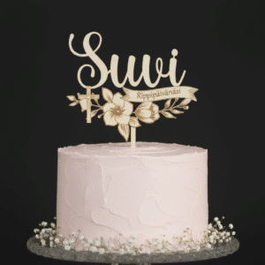 Tyylikäs vaaleanpunainen rippikakku harsokukilla. Kakun päällä laserleikattu puinen kakkukoriste nimellä "Suvi". Koristeessa risti, kukka-asetelma ja banneri, jossa lukee "Rippipäivänäsi". Tausta on tumma.