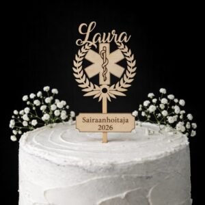 Koivuvanerinen kakkukoriste valkoisen täytekakun päällä, jossa teksti Laura Sairaanhoitaja 2026, lääketieteen tunnus ja lehväseppele mustalla taustalla.